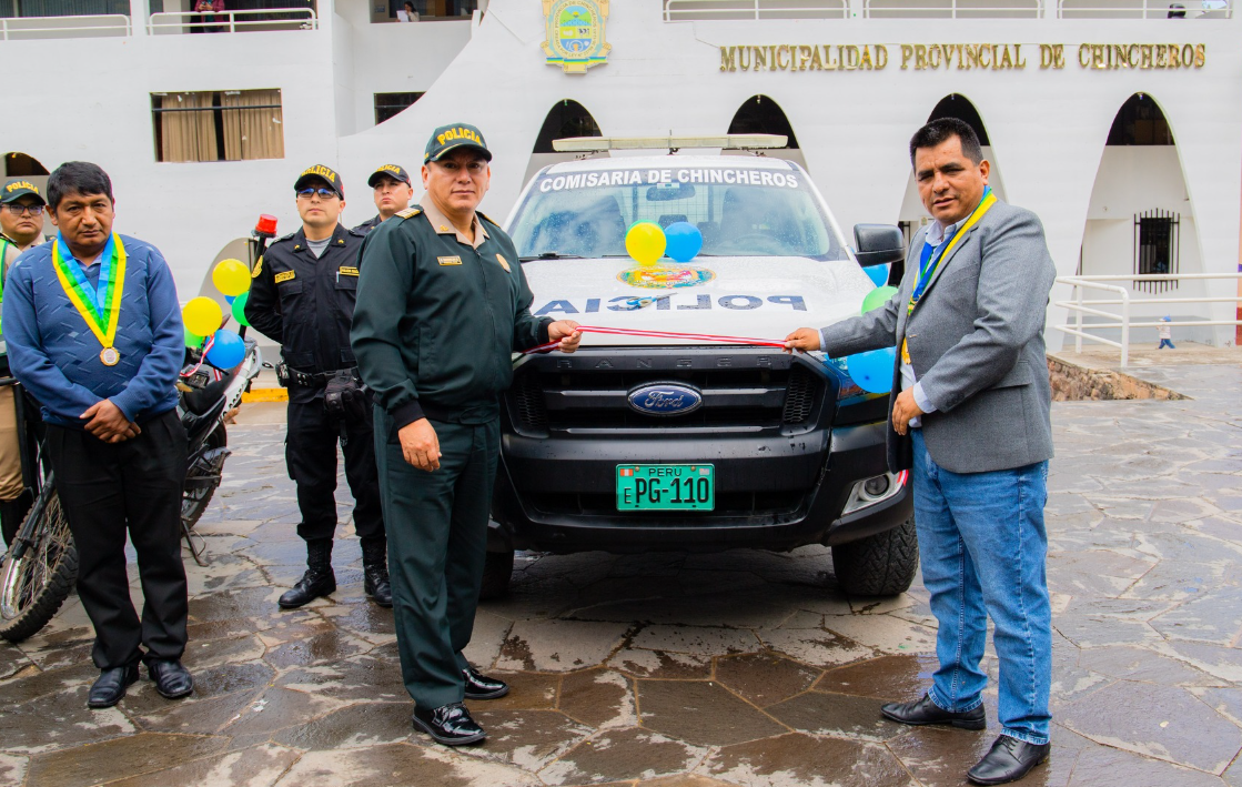 ALCALDE GUSTAVO GUTIÉRREZ REFUERZA LA SEGURIDAD EN CHINCHEROS CON ENTREGA DE VEHÍCULOS A LA POLICÍA NACIONAL